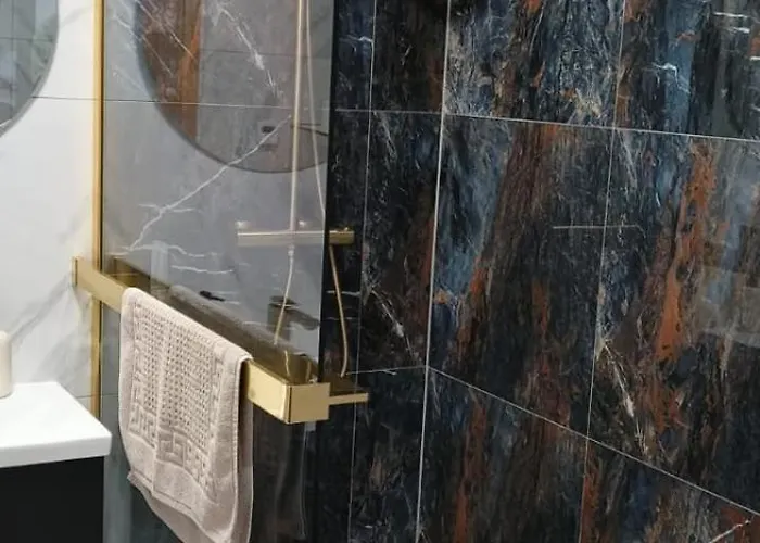 Fox Free Parking Air Conditioning *